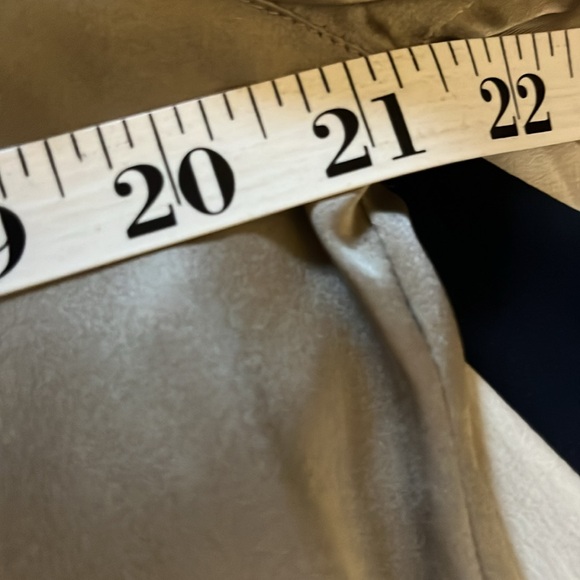 NWOT! Jones New York Short Sleeve Silk Blouse. Goldish Tan. Size 10 - Picture 6 of 7